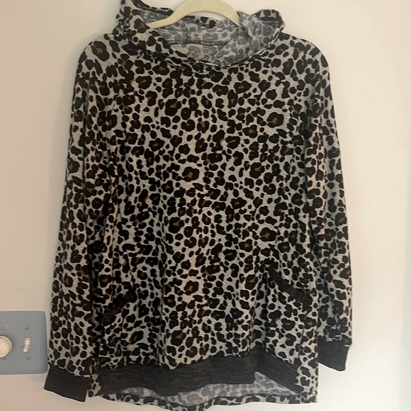 Animal print top - Picture 1 of 8